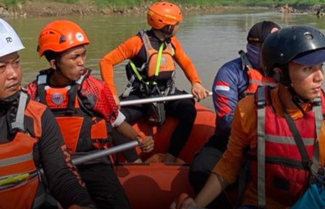 Pemuda terseret arus Kali Bekasi