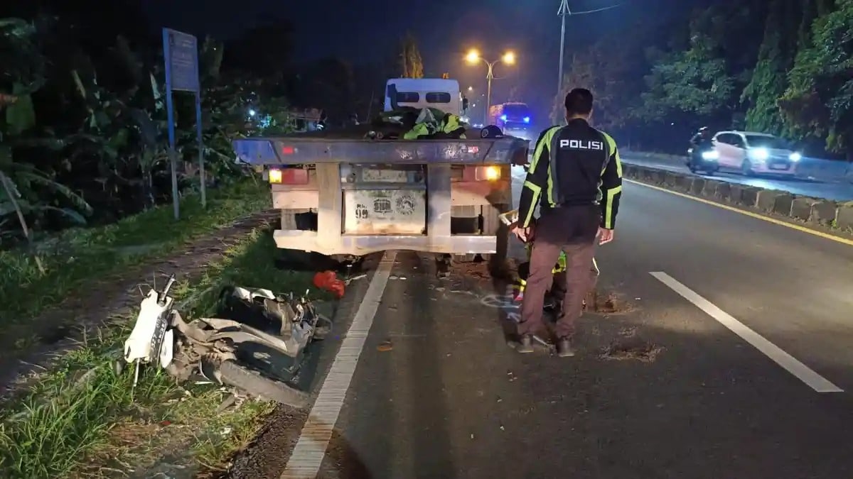 Dua Kecelakaan Motor Tabrak Truk Parkir