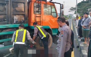 Kecelakaan Maut! Pemotor Tewas Usai Tabrak Truk Tronton Keluar SPBU di Jalur Malang-Surabaya