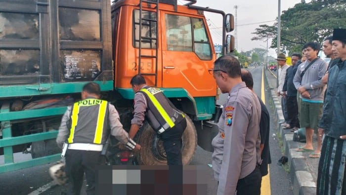 Kecelakaan Maut! Pemotor Tewas Usai Tabrak Truk Tronton Keluar SPBU di Jalur Malang-Surabaya