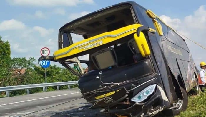 Kecelakaan Maut Tol Jombang Sopir Ngantuk  Bus Tabrak Beton 10 Penumpang Dilarikan ke RSUD Jombang