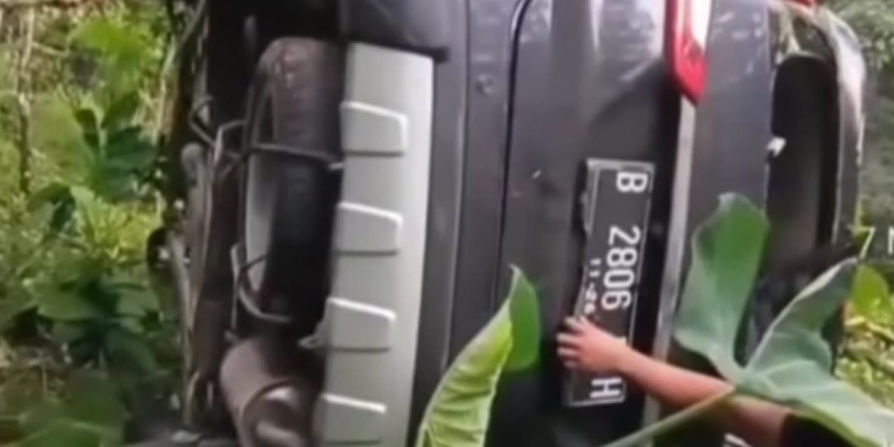 Mobil SUV Terjun ke Jurang