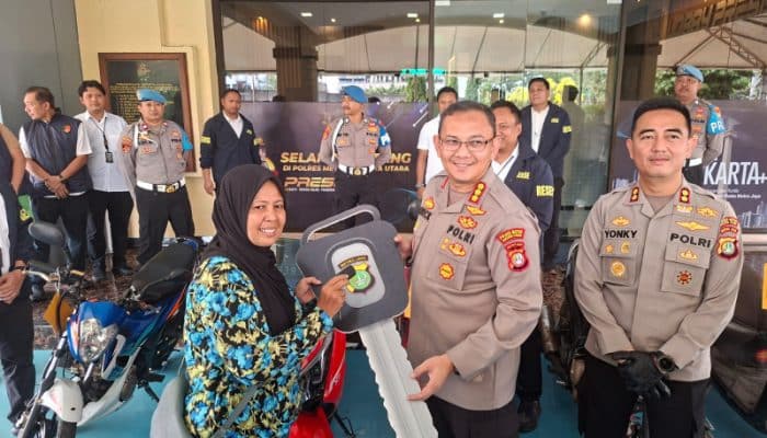 Motor Hilang 8 Bulan, Tangis Neneng Pecah Saat Polisi Kembalikan di Polres Jakut