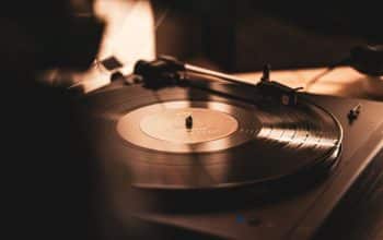 mendengarkan musik