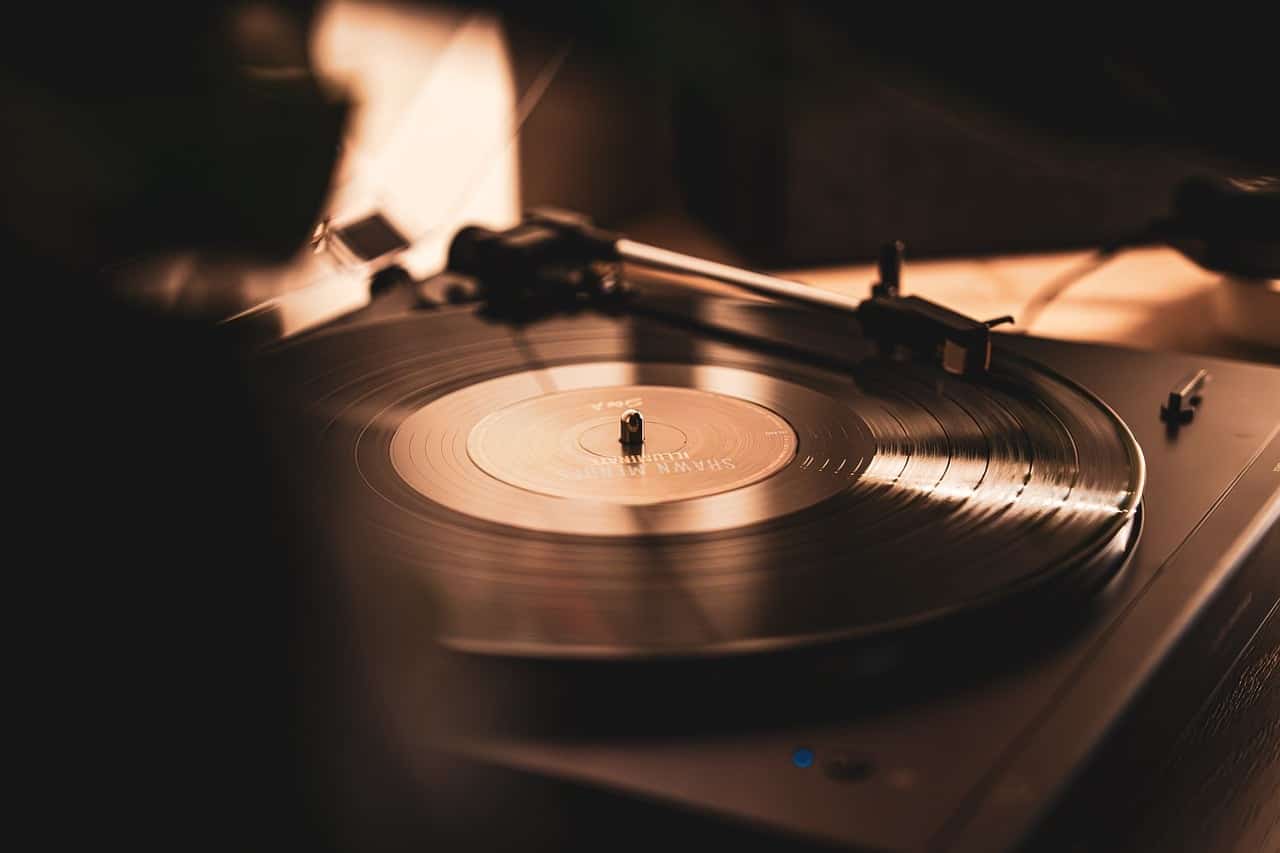 mendengarkan musik