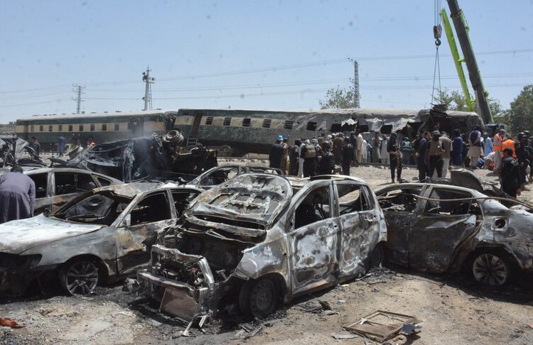 Bunuh Diri Guncang Kereta di Pakistan