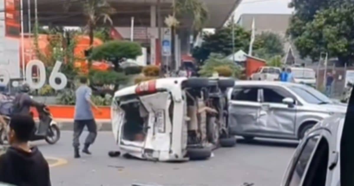 truk hilang kendali di Tambun Selatan
