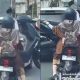 Aksi Emak-Emak Pangku Sepeda Motor di Makassar Disorot Netizen
