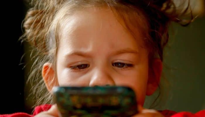 Jauhkan Gawai dari Bayi! Studi: Layar Bisa Hambat Bahasa, Ikatan Emosional, dan Tidur Anak
