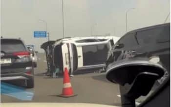 Kecelakaan beruntun melibatkan tiga kendaraan terjadi di ruas Tol Becakayu pada Sabtu pagi (20/6) tadi.