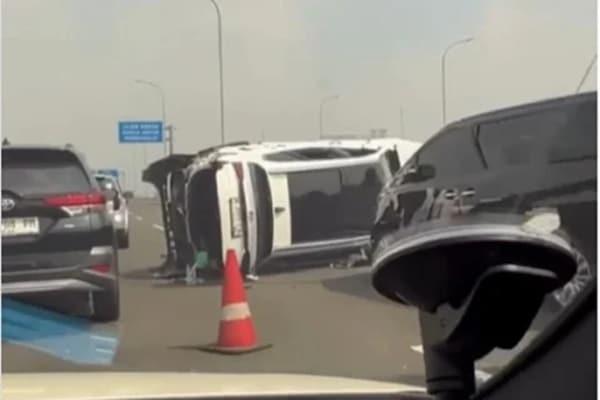 Kecelakaan beruntun melibatkan tiga kendaraan terjadi di ruas Tol Becakayu pada Sabtu pagi (20/6) tadi.
