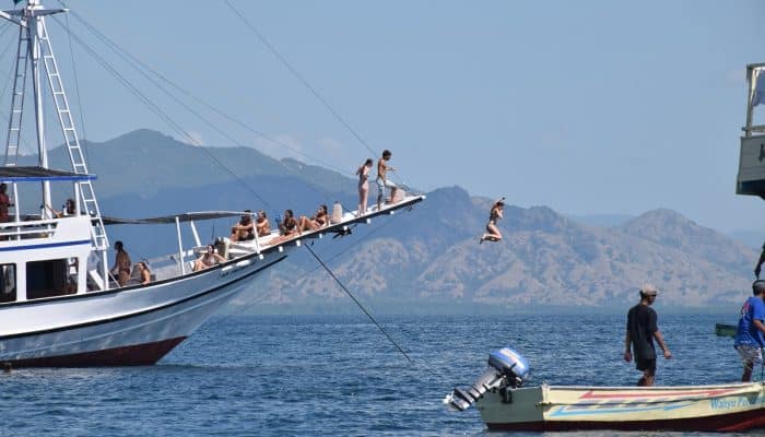 Pengalaman Trip Sailing Komodo Menginap di Kapal Pinisi hingga Bertemu ikan Manta