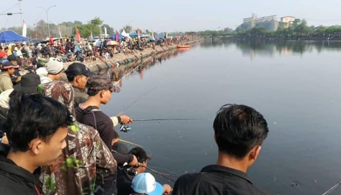 Polri untuk Masyarakat, Ribuan Warga Padati Danau Puspemkab Rebut 2 Ton Ikan