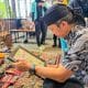 Wali Kota Bogor Dedie A. Rachim melihat dari dekat koleksi pusaka Nusantara saat menghadiri Pameran Pesona Pusaka Nusantara di Pasar Gembrong, Kota Bogor.
