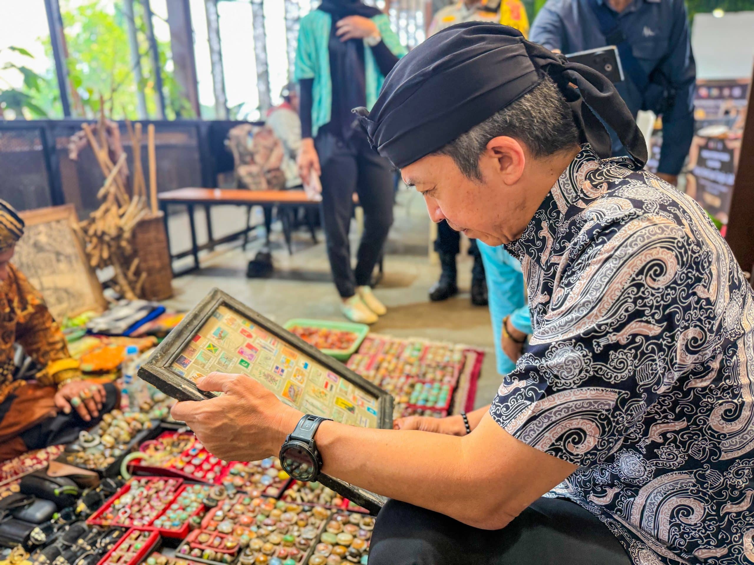 Wali Kota Bogor Dedie A. Rachim melihat dari dekat koleksi pusaka Nusantara saat menghadiri Pameran Pesona Pusaka Nusantara di Pasar Gembrong, Kota Bogor.