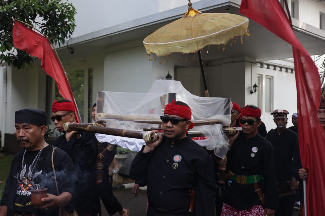 Kirab pusaka Kujang
