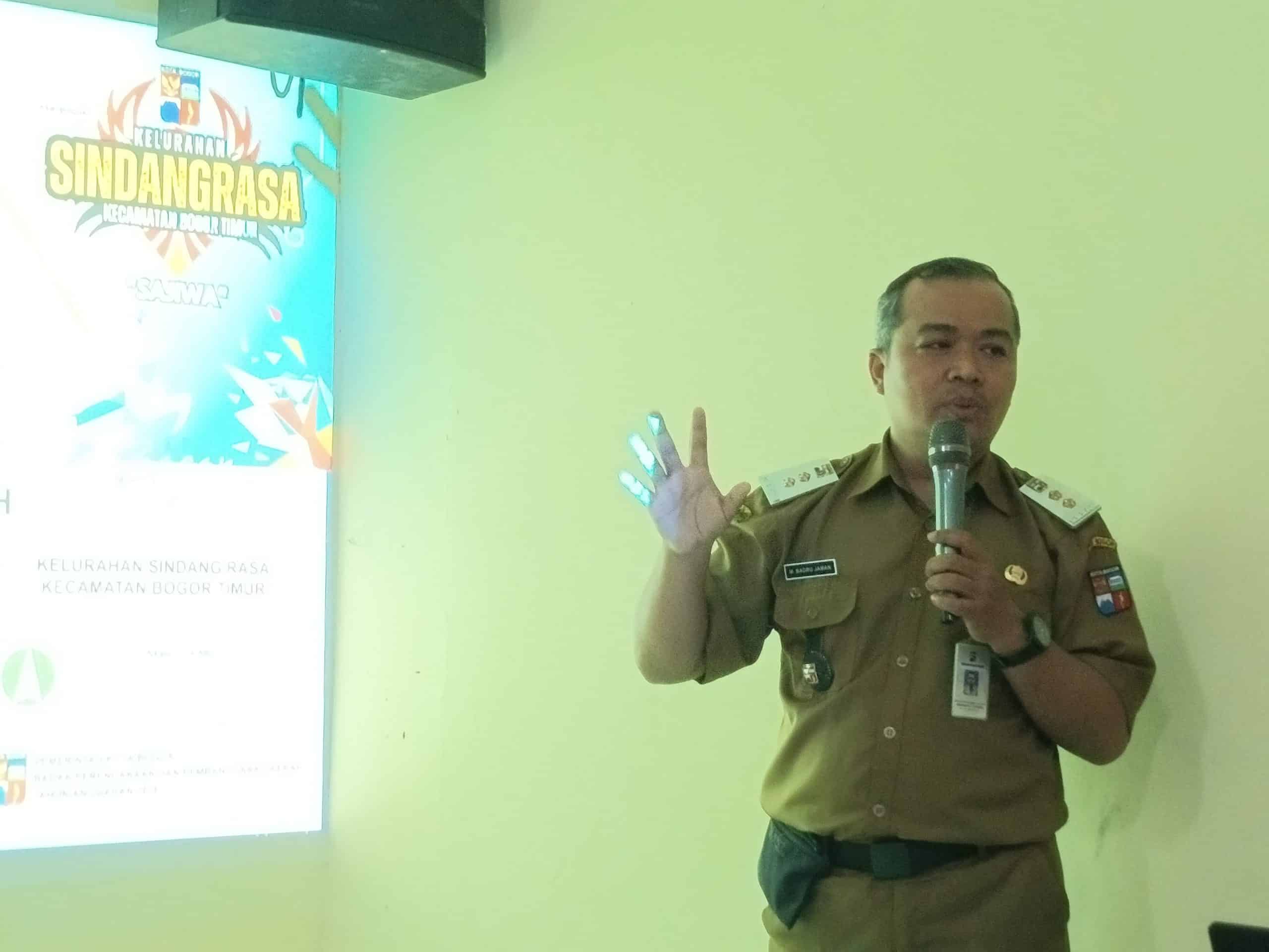 Lurah Sindangrasa, Muhamad Badru Jaman, menyampaikan pemaparan terkait potensi wilayah dan kesiapan masyarakat menghadapi pembangunan Jalur Regional III (R3) yang akan melintasi Kelurahan Sindangrasa, Kota Bogor. (Kis/ist)