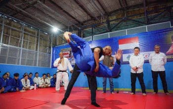 Atlet judo Kota Bogor bertarung dalam sesi latihan di Unitex Judo Club, Bogor Timur, bersama Wakil Wali Kota Bogor sekaligus Ketua Kontingen Porprov Jawa Barat 2026, Jenal Mutaqin. (Kis/ist)