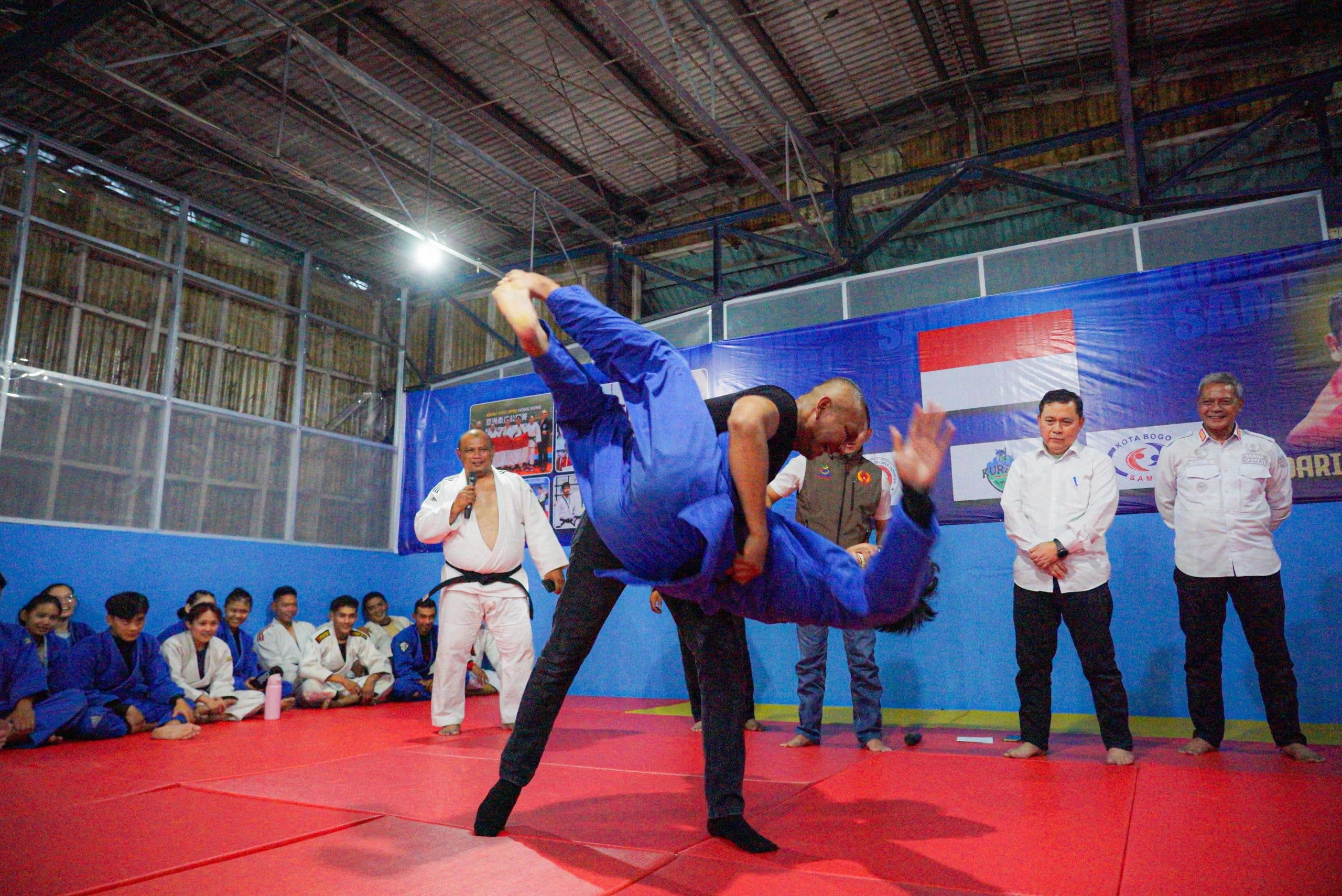 Atlet judo Kota Bogor bertarung dalam sesi latihan di Unitex Judo Club, Bogor Timur, bersama Wakil Wali Kota Bogor sekaligus Ketua Kontingen Porprov Jawa Barat 2026, Jenal Mutaqin. (Kis/ist)