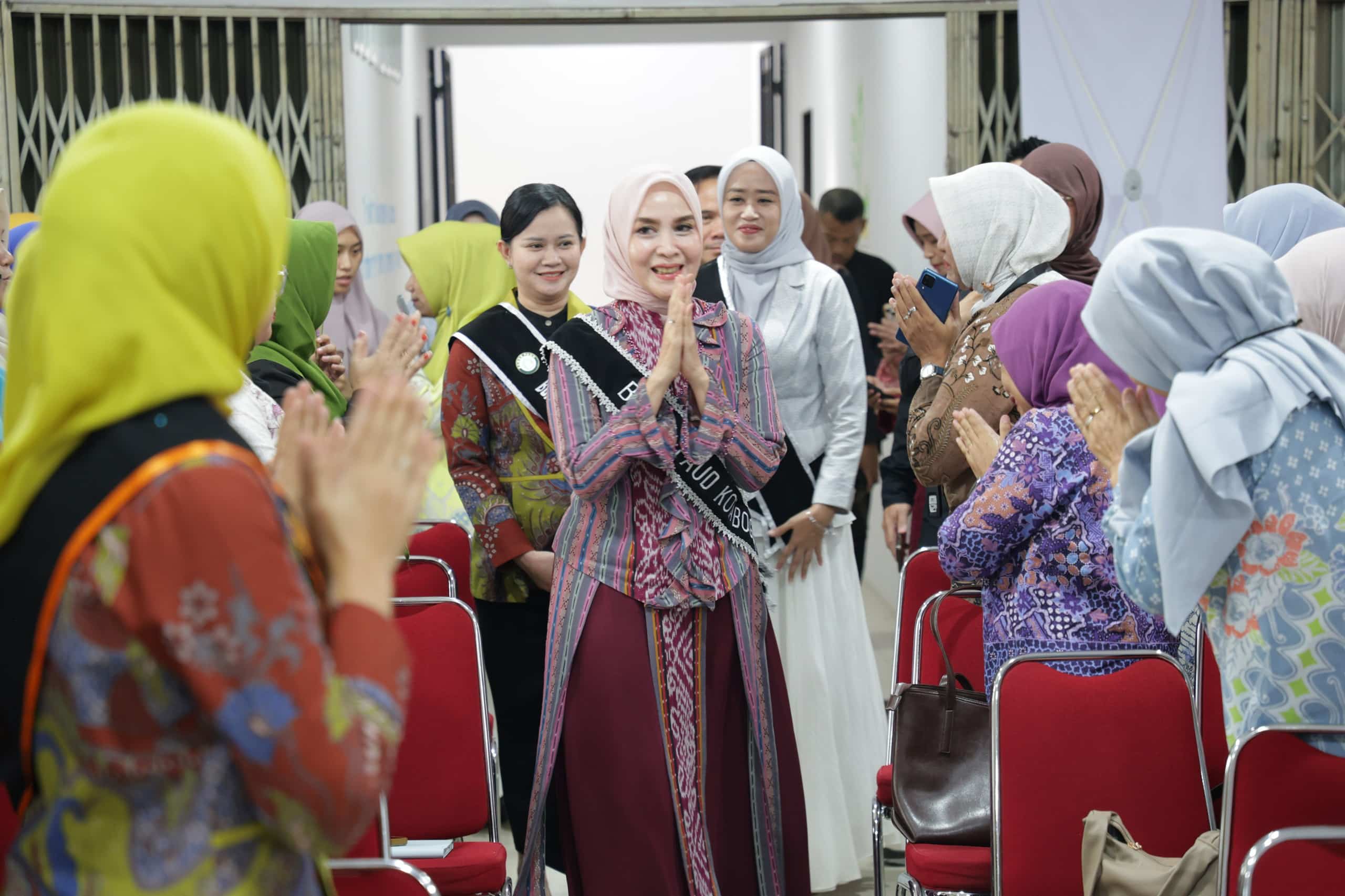 Bunda PAUD Kota Bogor, Yantie Rachim, tiba di Aula Kantor Kecamatan Bogor Tengah untuk menghadiri Roadshow Kampanye "Ayo Sekolah ke PAUD" (Kis/ist)