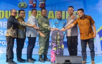 Sekda Kota Bogor Denny Mulyadi bersama Kapolresta Bogor Kota membunyikan sirine sebagai simbol dimulainya pembangunan Gedung Satuan Samapta Polresta Bogor Kota. (Kis/ist)