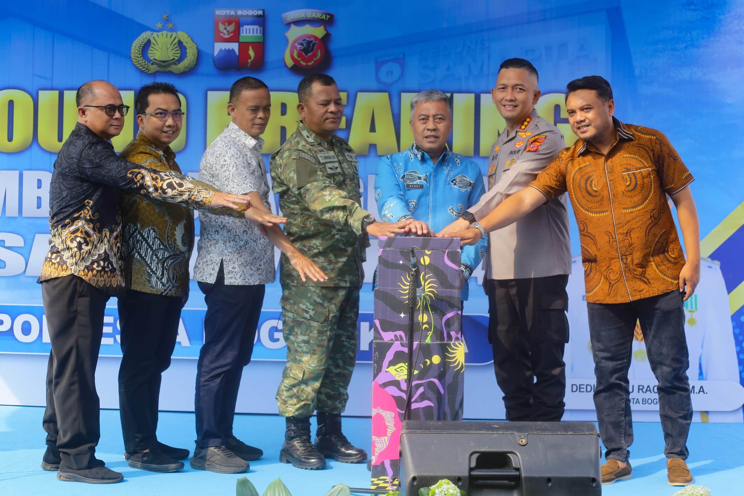 Sekda Kota Bogor Denny Mulyadi bersama Kapolresta Bogor Kota membunyikan sirine sebagai simbol dimulainya pembangunan Gedung Satuan Samapta Polresta Bogor Kota. (Kis/ist)