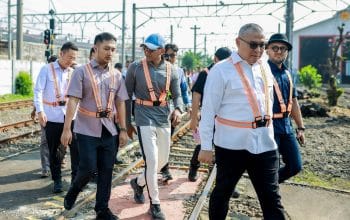 Anggota Komisi V DPR RI Hamka Baco Kady bersama jajaran terkait meninjau perlintasan kereta api di kawasan Stasiun Bogor. (Kis/ist)