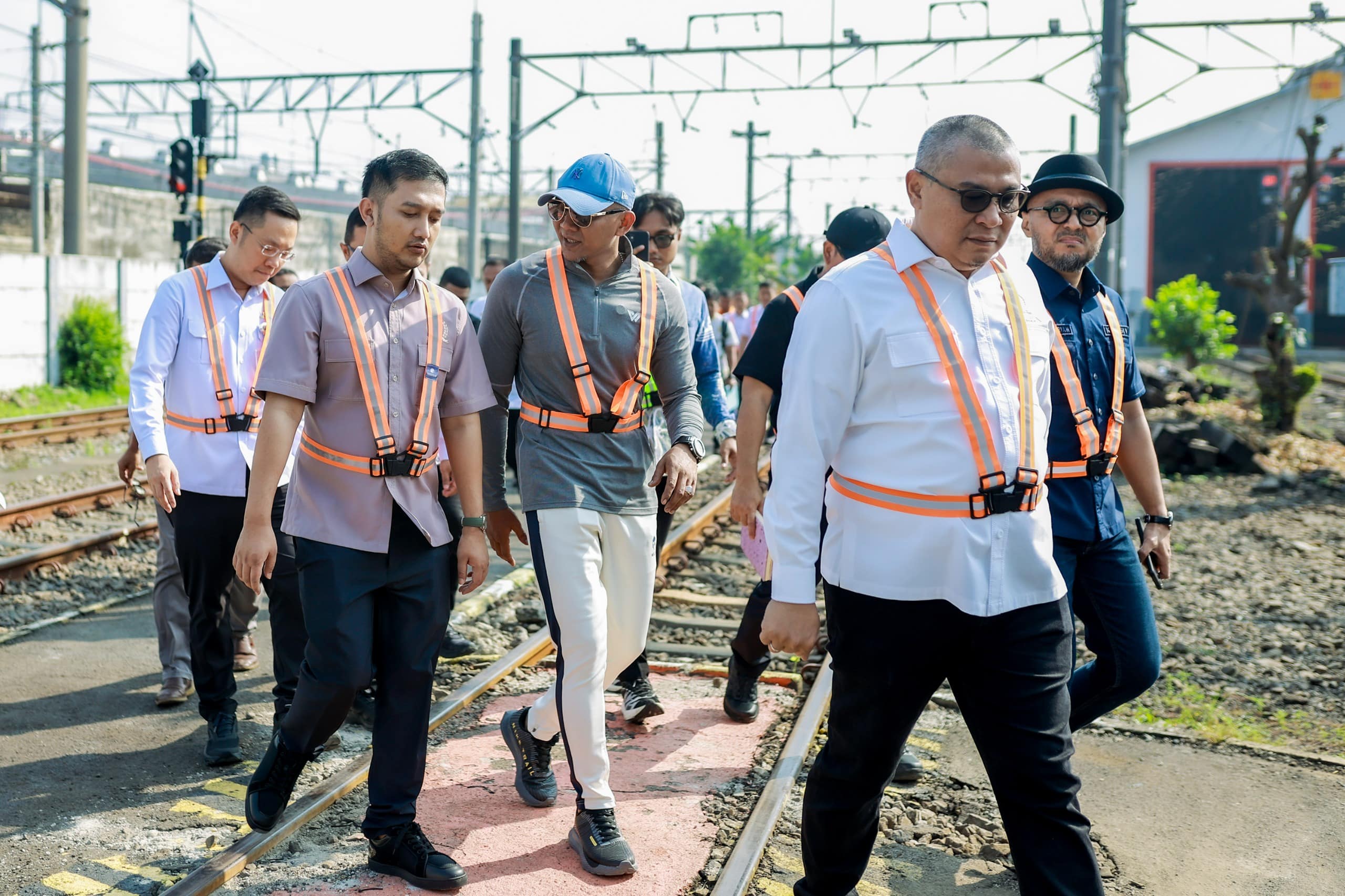 Anggota Komisi V DPR RI Hamka Baco Kady bersama jajaran terkait meninjau perlintasan kereta api di kawasan Stasiun Bogor. (Kis/ist)