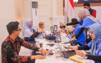 Petugas Kantor Imigrasi Kelas I Non TPI Bogor melayani warga dalam program Paspor Simpatik di Balai Kota Bogor. (Kis/ist)