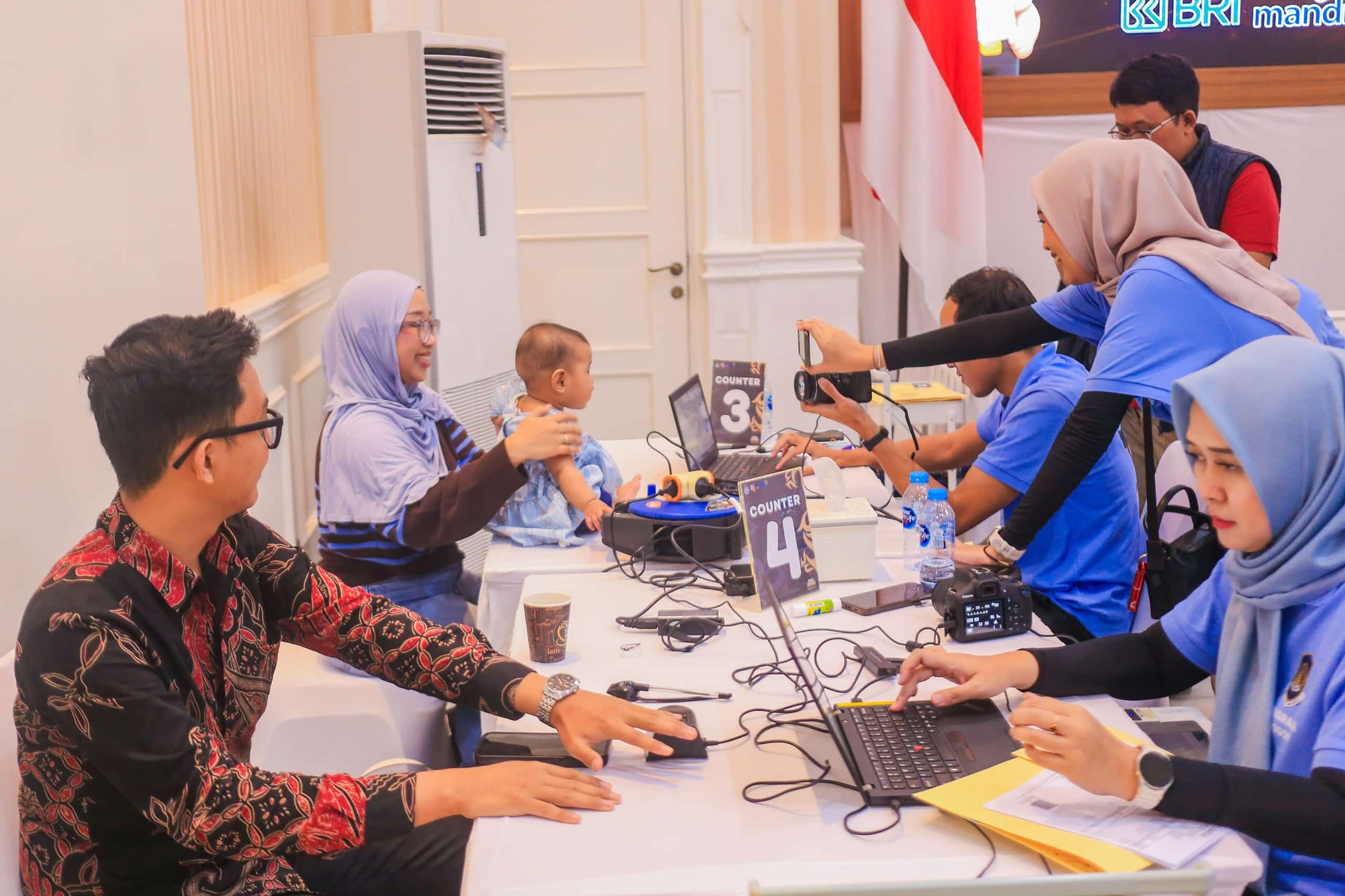 Petugas Kantor Imigrasi Kelas I Non TPI Bogor melayani warga dalam program Paspor Simpatik di Balai Kota Bogor. (Kis/ist)