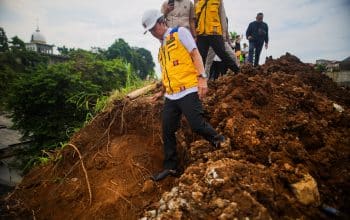 dedie rachim tinjau pembangunan trase baru jalan saleh danasasmita batutulis