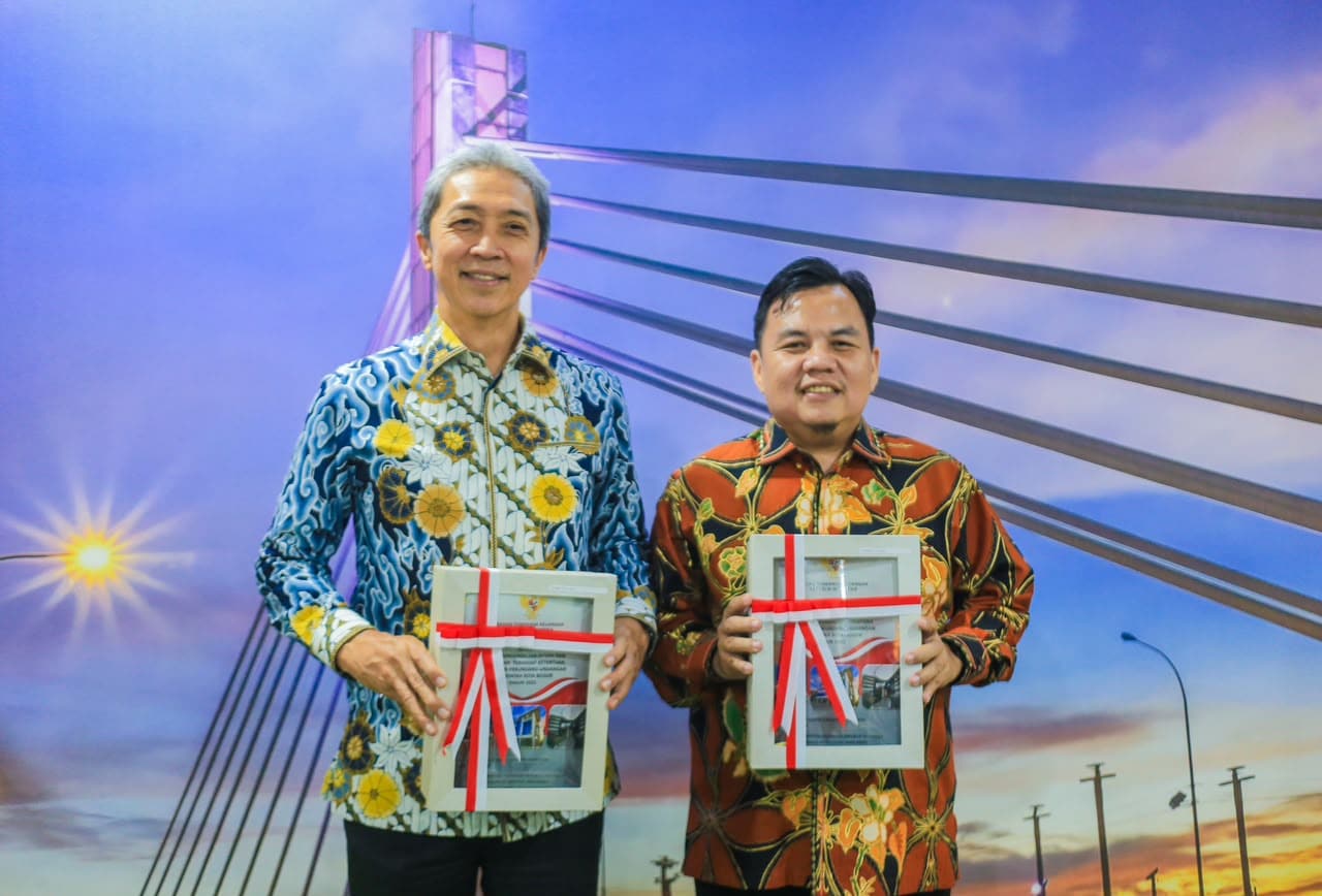 Wali Kota Bogor, Dedie A. Rachim didampingi Ketua DPRD Kota Bogor, Adityawarman Adil usai menerima WTP atas LKPD Tahun Anggaran 2025 dari BPK RI Perwakilan Jawa Barat di Bandung. (Kis/ist)