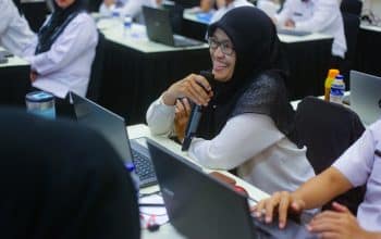 Peserta bertanya kepada narasumber dalam Pelatihan PPK Tipe C Kota Bogor di Onih Hotel Bogor.