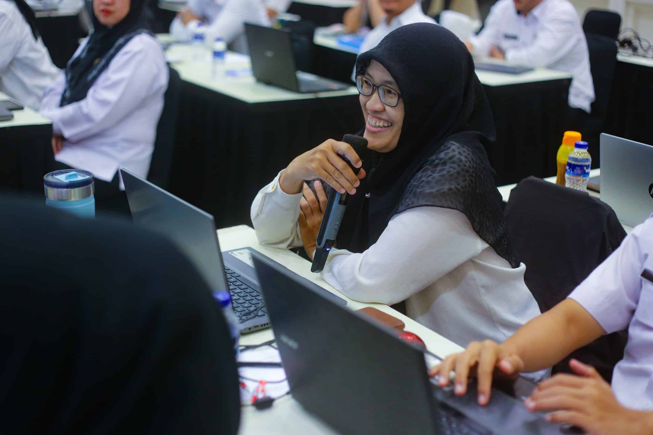 Peserta bertanya kepada narasumber dalam Pelatihan PPK Tipe C Kota Bogor di Onih Hotel Bogor.
