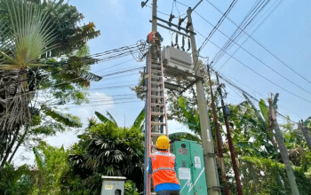 Dokumentasi Petugas PLN memperbaiki salah satu gardu distribusi di wilayah Bogor. Perbaikan dilakukan sebagai bagian dari upaya pemulihan sistem dan menjaga keandalan pasokan listrik kepada pelanggan. (Kis/ist)