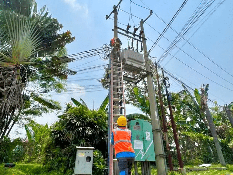Dokumentasi Petugas PLN memperbaiki salah satu gardu distribusi di wilayah Bogor. Perbaikan dilakukan sebagai bagian dari upaya pemulihan sistem dan menjaga keandalan pasokan listrik kepada pelanggan. (Kis/ist)