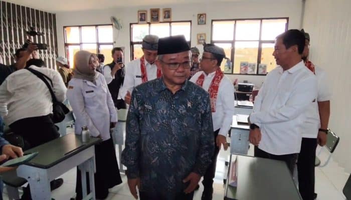 Mendikdasmen Abdul Mu’ti Pastikan Revitalisasi Sekolah Tepat Mutu dan Akuntabel Saat Tinjau SDN Cimahpar 5 Bogor
