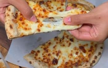 Lelehan keju mozzarella yang melimpah menyelimuti pizza berbahan 100 persen tepung talas di D’Talas, Kota Bogor. (Kis/ist)