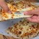 Lelehan keju mozzarella yang melimpah menyelimuti pizza berbahan 100 persen tepung talas di D’Talas, Kota Bogor. (Kis/ist)