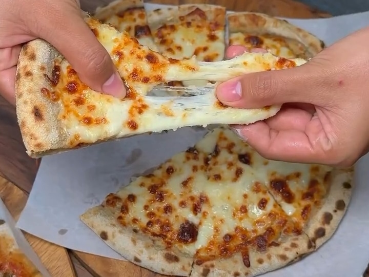 Lelehan keju mozzarella yang melimpah menyelimuti pizza berbahan 100 persen tepung talas di D’Talas, Kota Bogor. (Kis/ist)