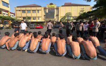 Sejumlah pelajar yang diamankan dalam upaya pencegahan tawuran menjalani pendataan dan pembinaan di Polresta Bogor Kota. (Kis/ist)