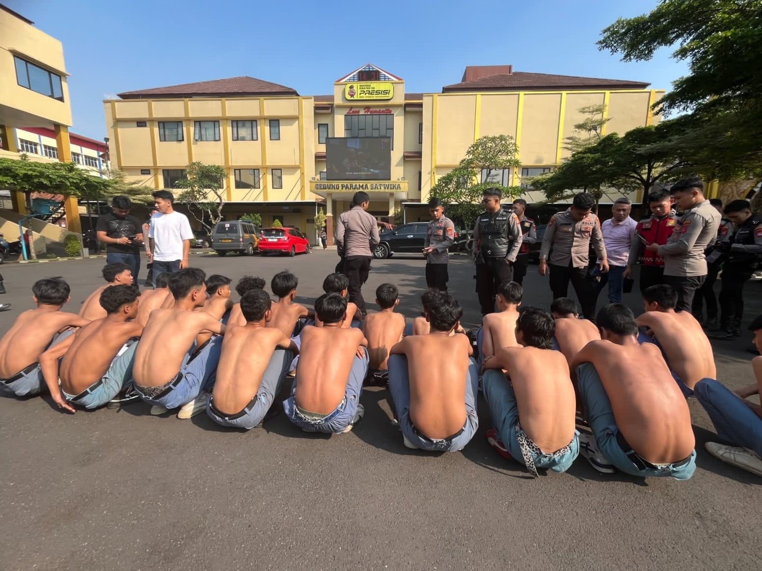 Sejumlah pelajar yang diamankan dalam upaya pencegahan tawuran menjalani pendataan dan pembinaan di Polresta Bogor Kota. (Kis/ist)