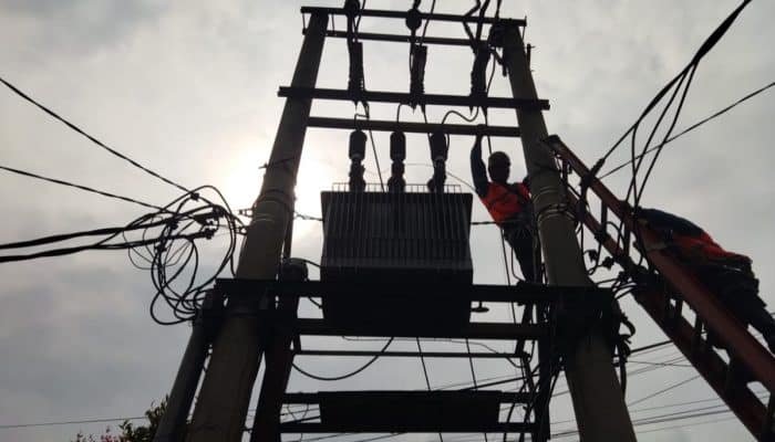 PLN UP3 Bogor Laksanakan Pemangkasan Pohon Demi Menjaga Keandalan Listrik