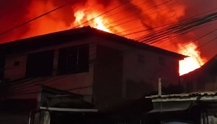Kebakaran Hebat Tengah Malam di Johar Baru! 30 Rumah Hangus, 240 Warga Berhamburan Selamatkan Diri