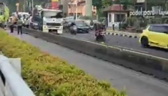 Separator Busway MT Haryono Rusak Usai Ditabrak Truk, Lalin Padat Merayap