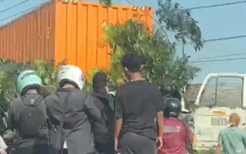 truk kontainer di Karawang
