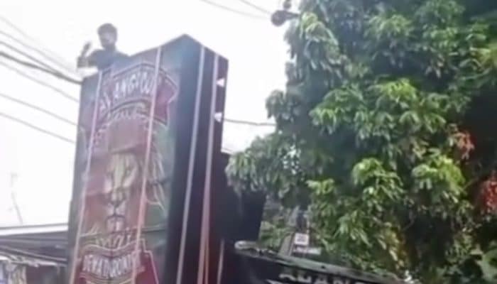 Rombongan Penarik ‘Sisingaan’ di Bekasi Kesetrum, 3 Orang Tewas!