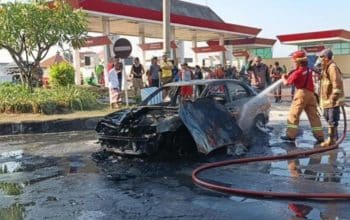 Sedan Baleno Terbakar di SPBU Semampir
