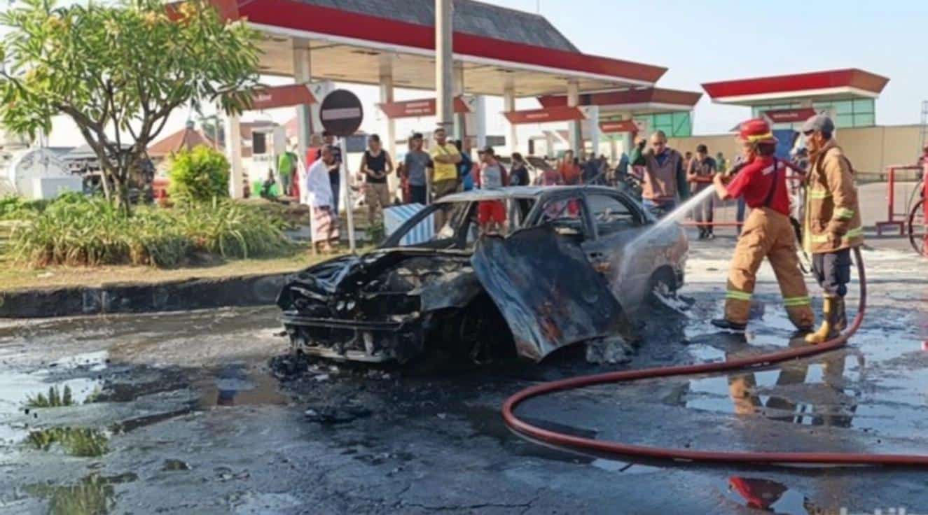 Sedan Baleno Terbakar di SPBU Semampir