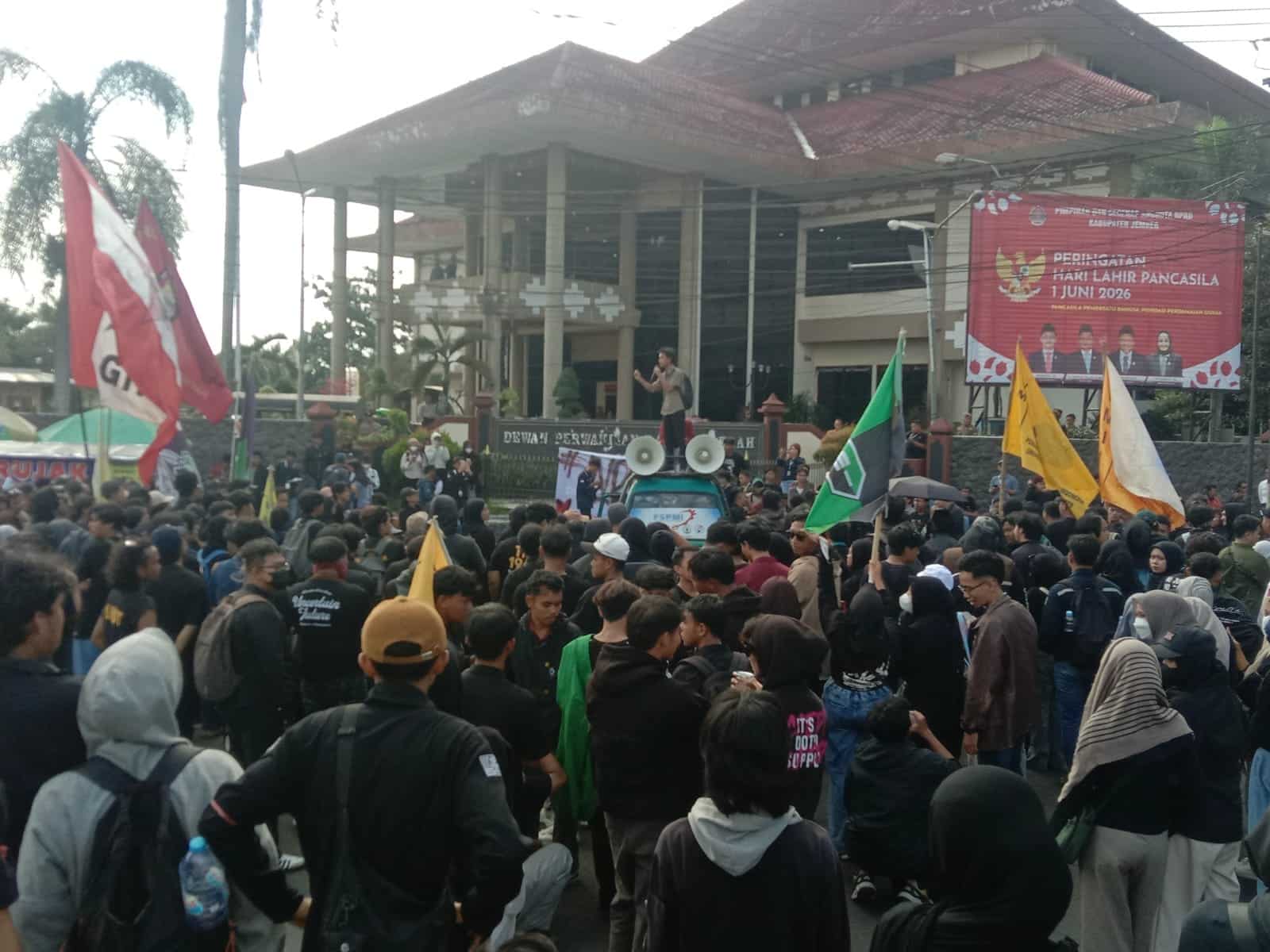 Ratusan Mahasiswa Jember Gelar Aksi